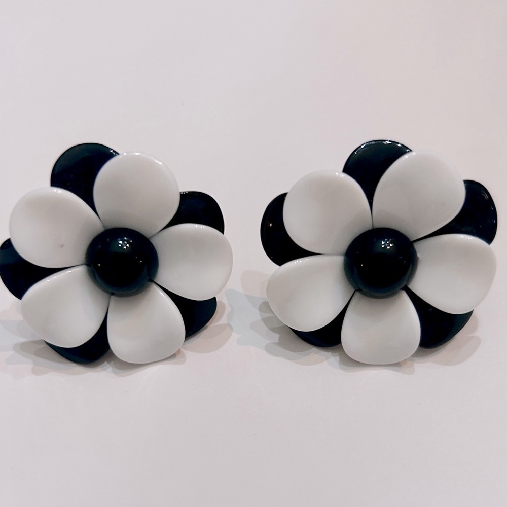 Vintage Flowers earrings Clip on. Black and white. Cute!  Wear for Sprin…​​​​​​